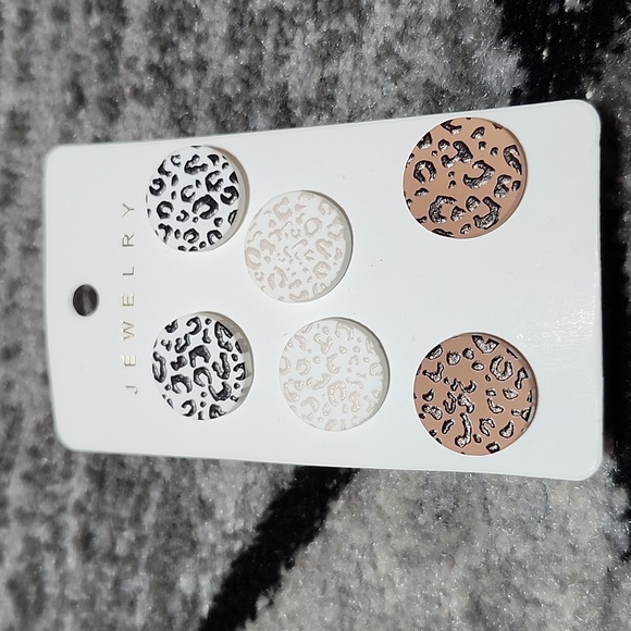 PIER IMPORTS GIRAFFE PRINT LAVENDER EYE MASK & LEOPARD PRINT ROUND STUD EARRINGS - Picture 6 of 11